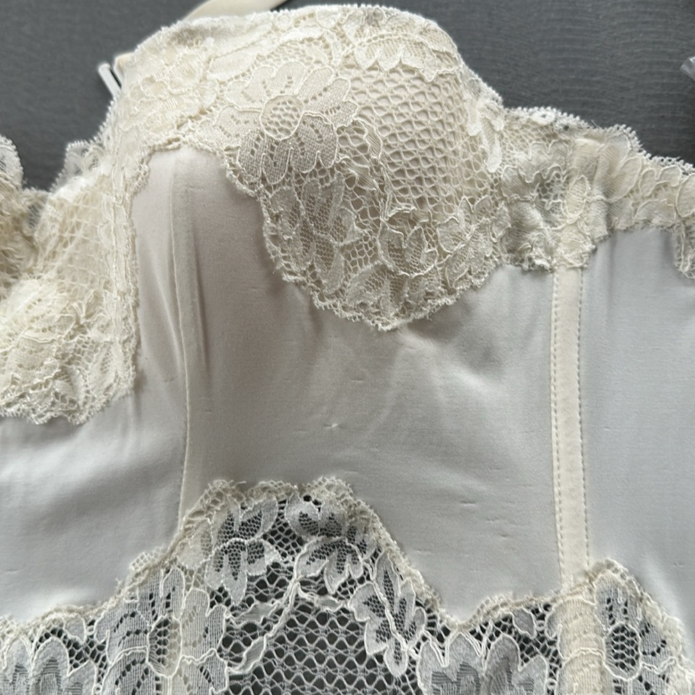 Elegant Cream Lace Strapless Corset - Picture 14 of 16